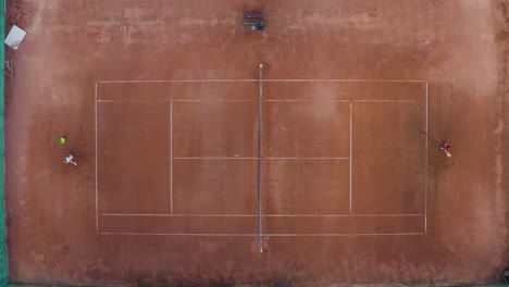 Jugadores-De-Tenis-En-La-Cancha-De-Arcilla,-Golpeando-La-Red,-Haciendo-Zoom-En-El-Tiro-Cenital