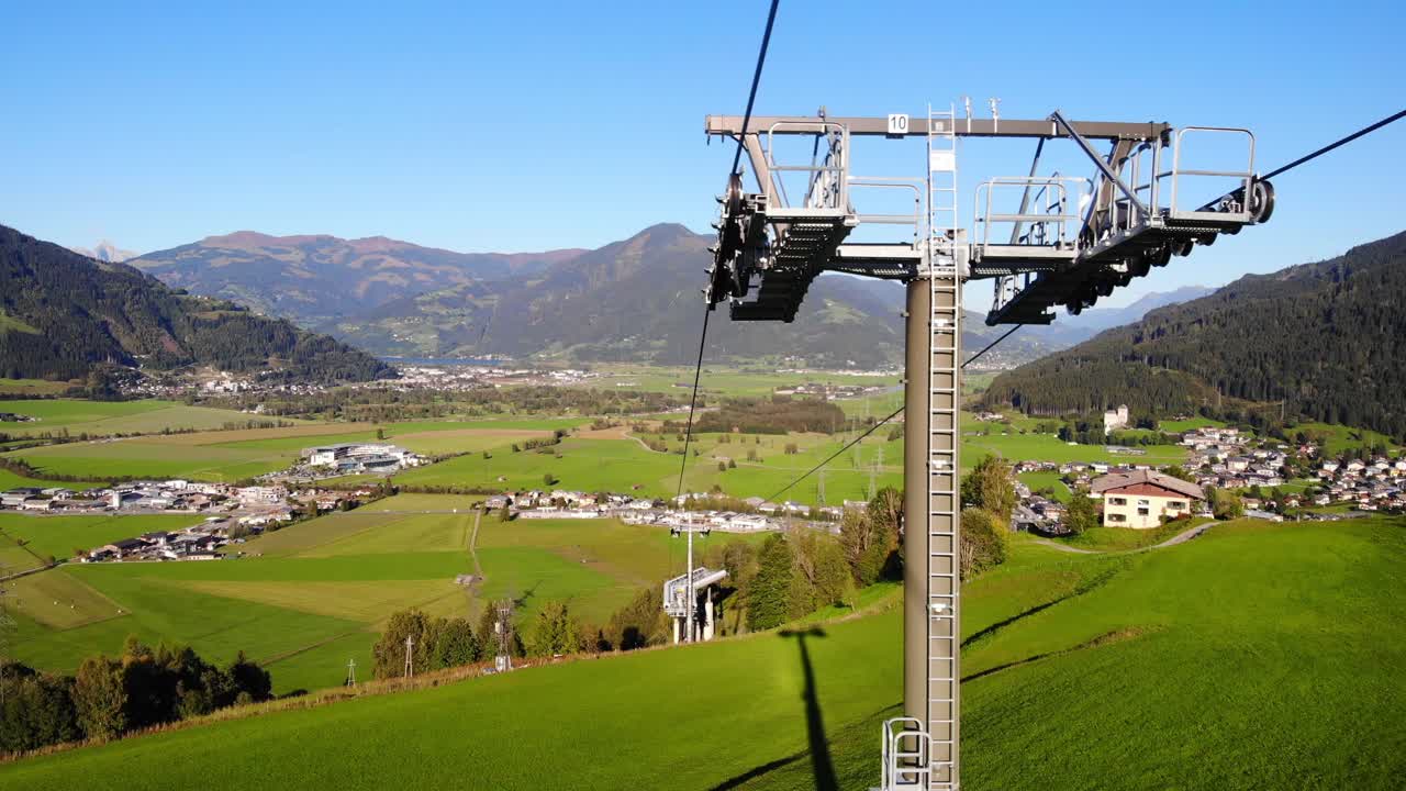 torre de góndola de maiskogelbahn en la cima de una colina con vistas a la ciudad de kaprun en salzburgo, austria