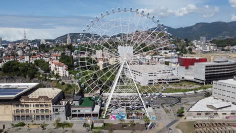 río de janeiro, brasil. el distrito del centro de río de janeiro (brasil). paisaje aéreo del punto de referencia del centro de la ciudad. punto de atracción turística de río estrella. famoso puente de río niteroi en el fondo.