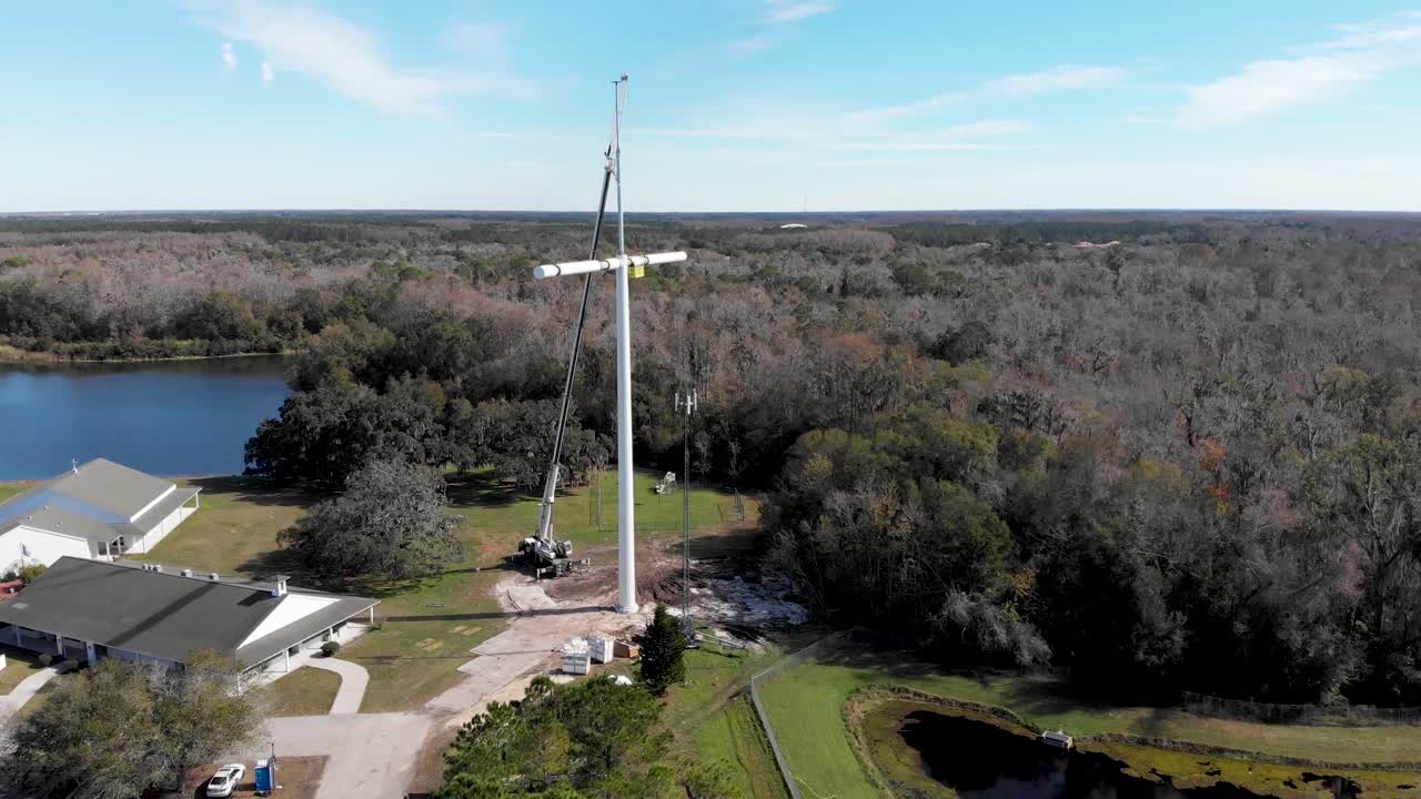 torre de telefonía celular en forma de cruz en la propiedad de la iglesia