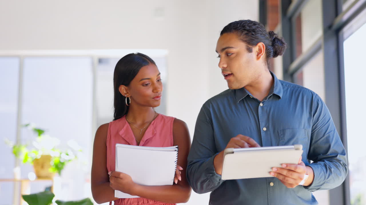 gente creativa de negocios, tableta