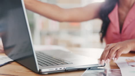 portátil, manos y primer plano de una mujer de negocios escribiendo