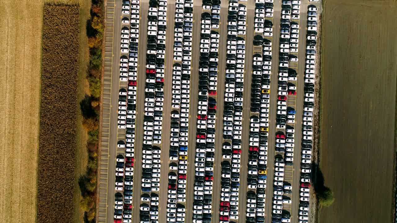 거대한 물류 센터에 선적될 준비가 된 완성차의 항공 영상