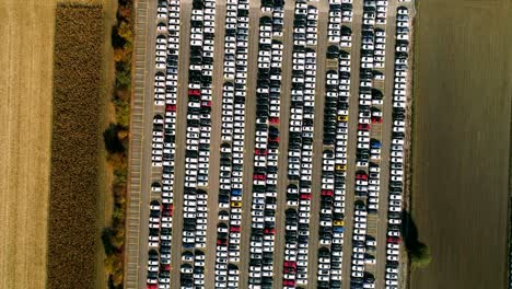 imágenes aéreas de autos terminados listos para ser enviados a un enorme centro de distribución