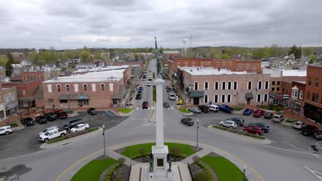 Angola,-Indiana-Innenstadt-Mit-Drohnenvideo-Beim-Herausziehen-Aus-Der-Statue