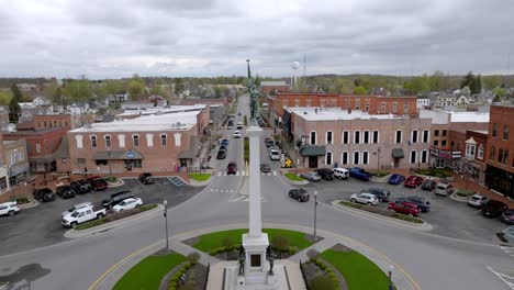 Angola,-Centro-De-Indiana-Con-Video-De-Drones-Saliendo-De-La-Estatua