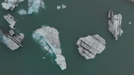 vista aérea directamente sobre icebergs en una laguna