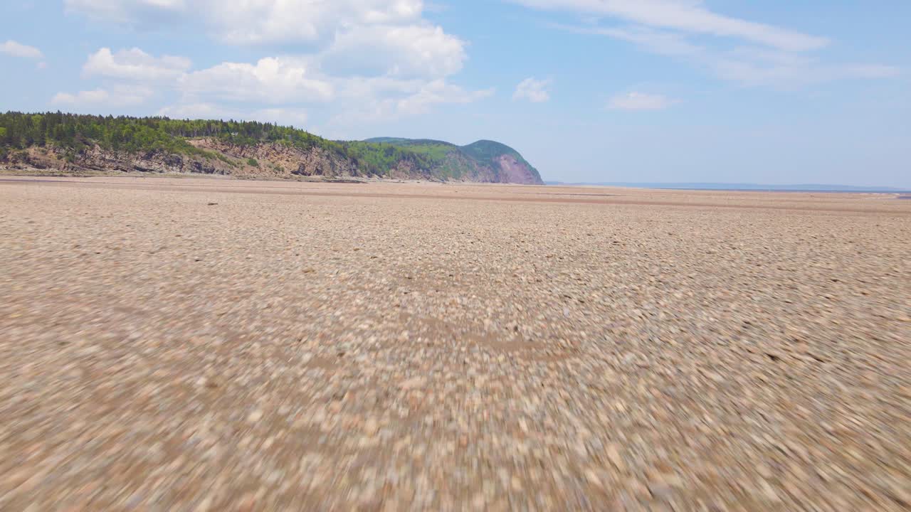 vista aérea de la hermosa bahía de fundy durante la marea baja con una montaña en la distancia durante un día caluroso y soleado ubicado en new brunswick, canadá