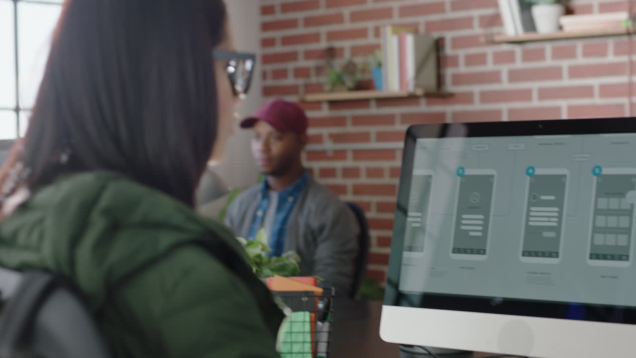 컴퓨터를 사용하는 귀여운 사업가 여성의 초상화 미소 행복한 소프트웨어 개발 경력을 즐기는 디자인 프로젝트에서 일하는 스타트업 회사를위한 브레인 스토밍 솔루션 안경을 착용