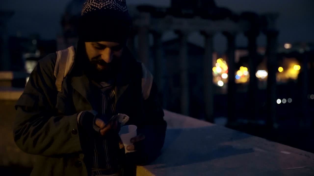 il mendicante felice e soddisfatto conta le elemosine giornaliere