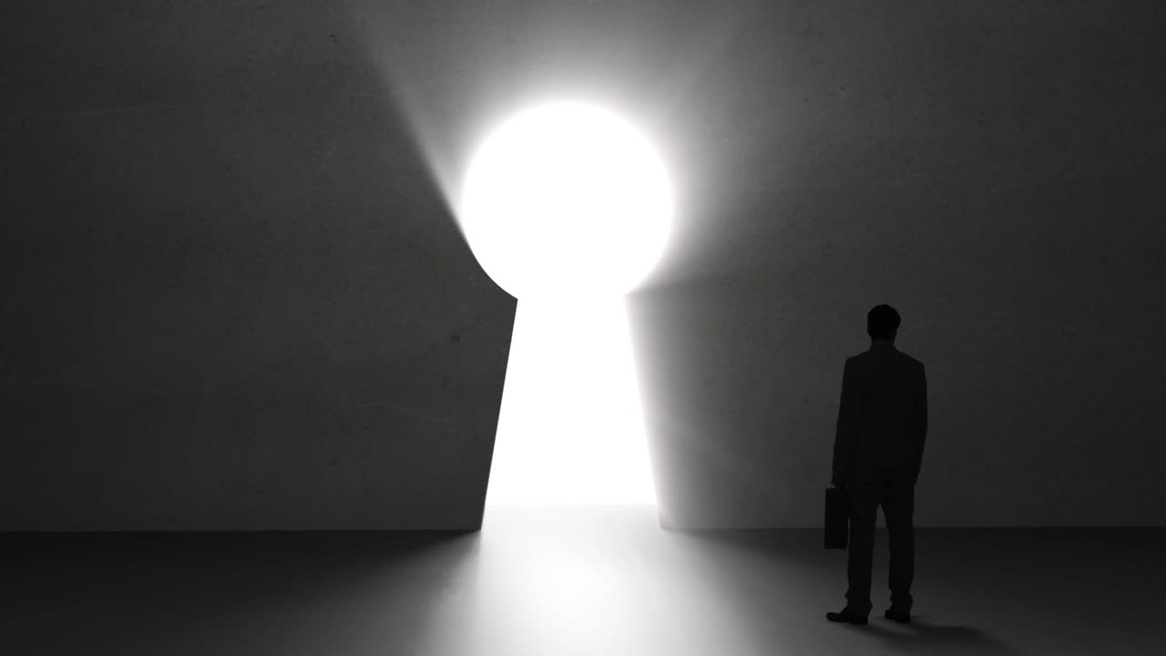 거대한 열 구을 보는 사업가