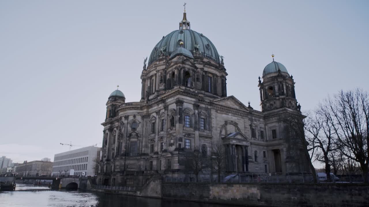 vista escénica del agua de la catedral de berlín techo de cúpula de cobre con pátina verde azulado con arquitectura barroca y fachada de cemento, alemania, pan de mano hacia arriba