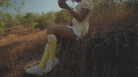 imágenes nostálgicas de una joven y hermosa mujer india mirando una olla de barro en sus manos