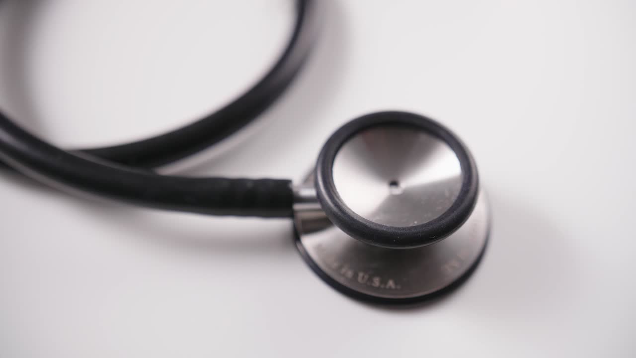 prise de vue rapprochée du stéthoscope médical sur la table 4k