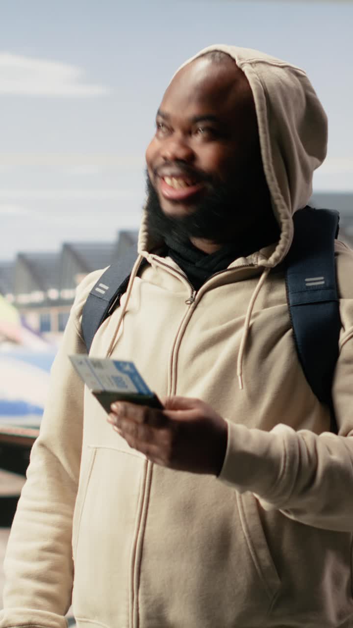 Video verticale: terminal aeroportuale con un uomo che conferma il biglietto e la carta d'imbarco