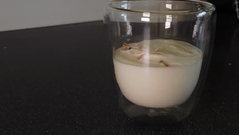 verter muesli encima de yogur en una taza de clase