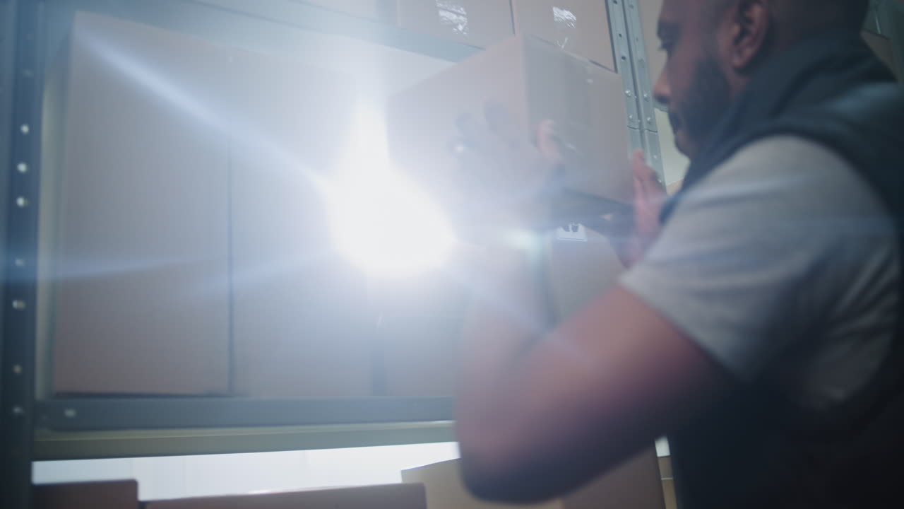 trabajador que maneja cajas en el almacén