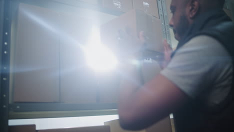 trabajador que maneja cajas en el almacén