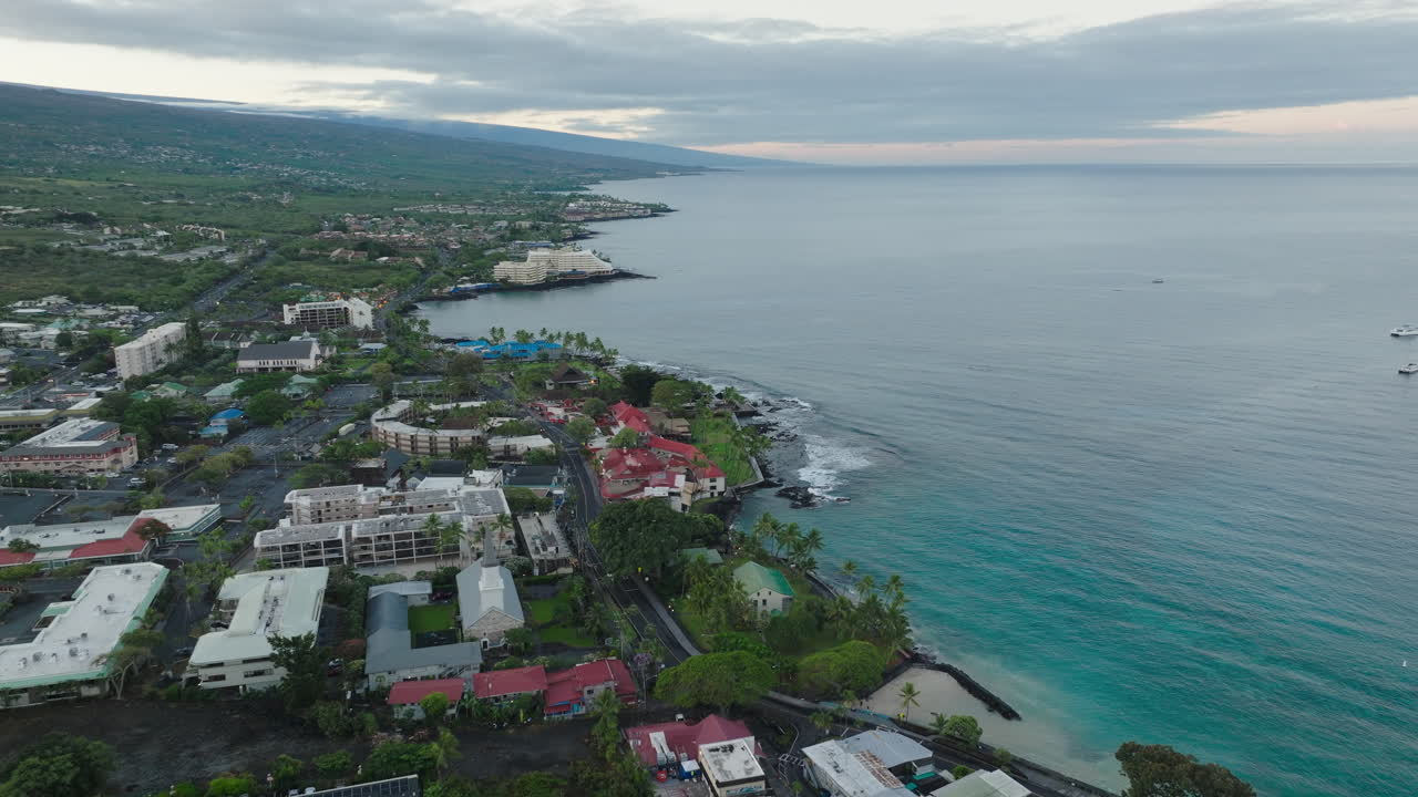 Ripresa con drone mattutina di Kailua-Kona, Hawaii, Maggio 2024 - Clip 07