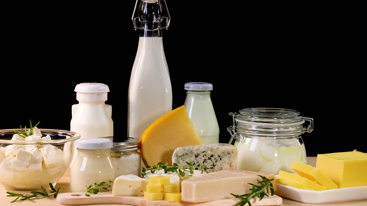 productos lácteos variados sobre un fondo negro