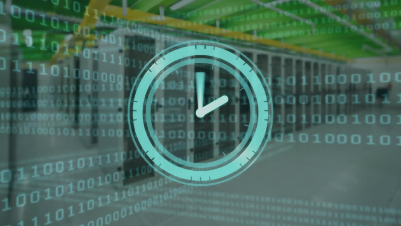 animación de codificación binaria y reloj en movimiento sobre la sala del servidor