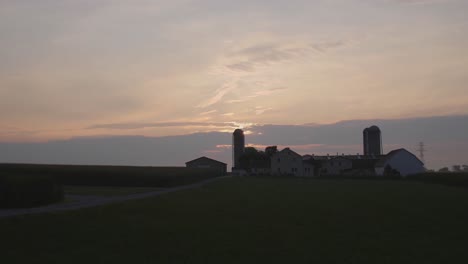 Sonnenaufgang-über-Amischem-Ackerland-Mit-Einem-Farbenfrohen-Himmel-An-Einem-Nebligen-Sommermorgen-Im-Zeitraffer