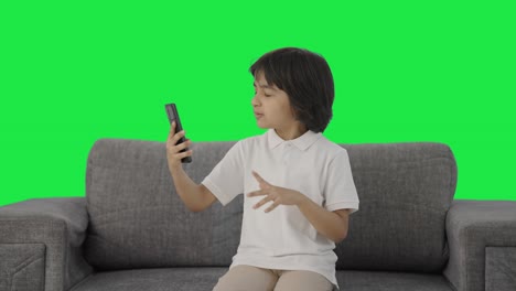 Niño-Indio-Enojado-Gritando-En-Videollamada-Pantalla-Verde