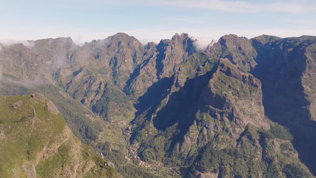 vuelo de avión no tripulado sobre las montañas de madeira, portugal