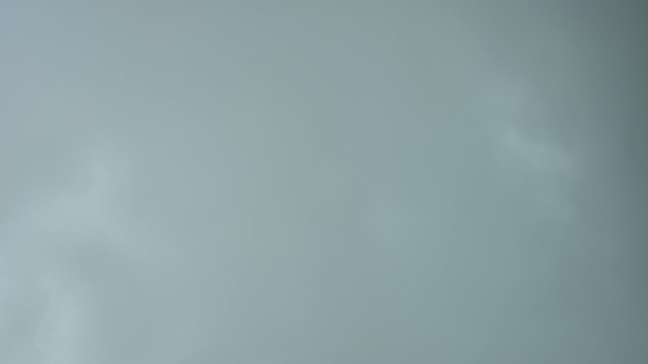 piloto de inmersión vertical pov mientras vuela una cruz un cielo tormentoso un montón de nubes, disparado desde la cabina de un avión