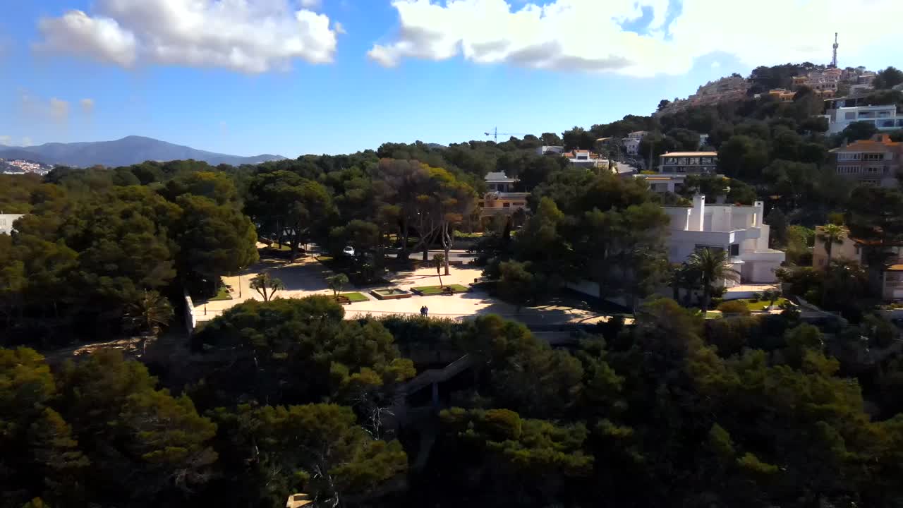 Experience the tranquil beauty of Santa Ponsa in Mallorca. Lush greenery, inviting paths, and stunning views create a perfect backdrop for relaxation and exploration.