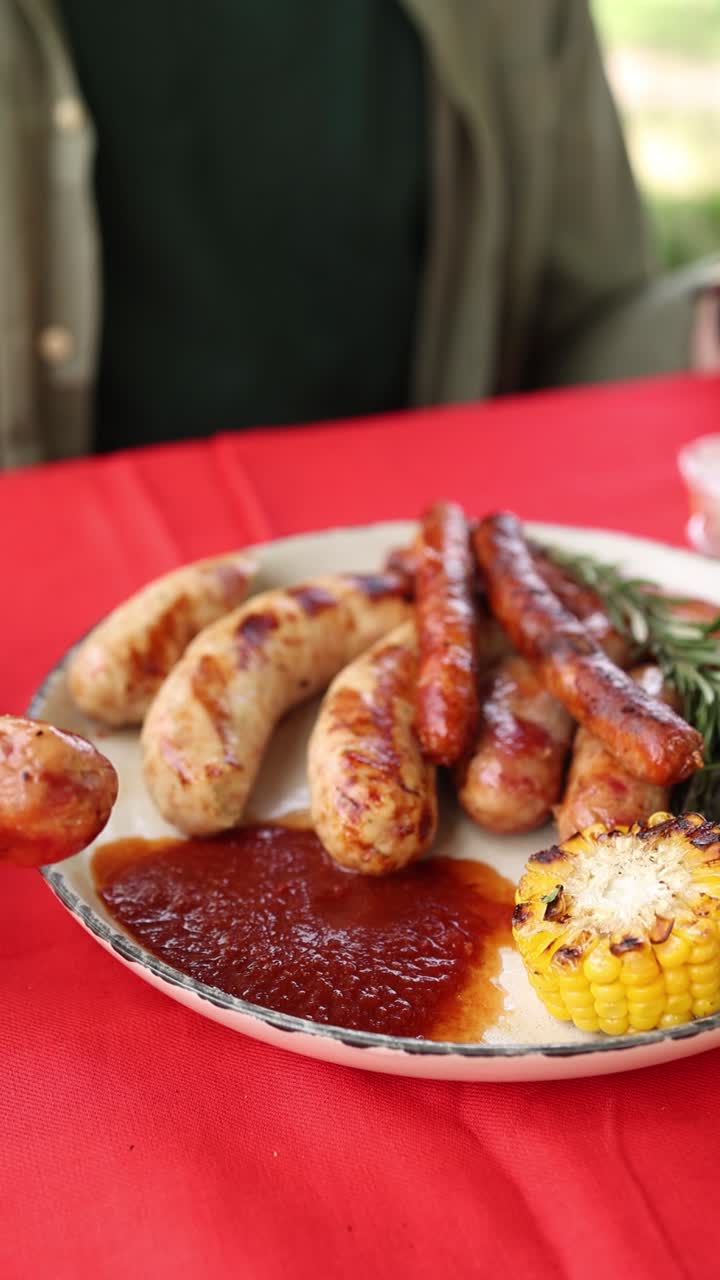 salchichas a la parrilla y maíz en un plato