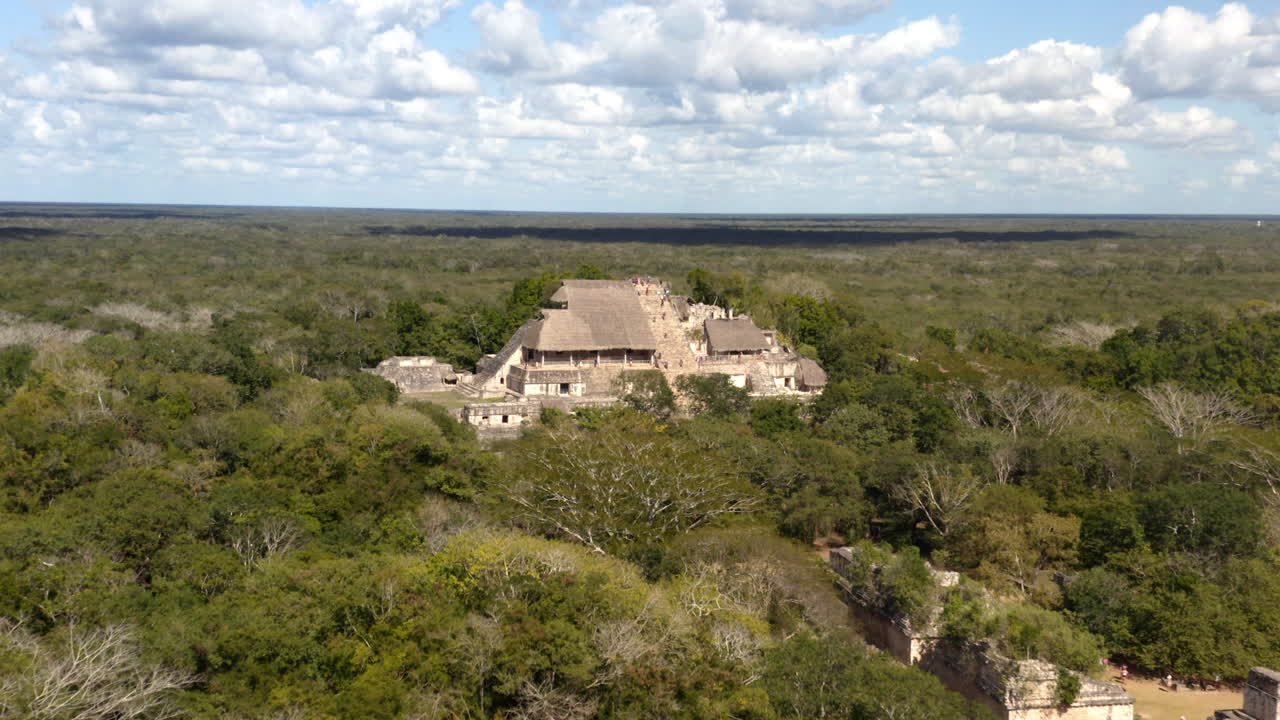 pirámide de piedra del templo de la antigua ciudad maya ek balam en la selva mexicana