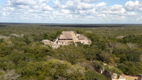 Pirámide-Del-Templo-De-Piedra-De-La-Antigua-Ciudad-Maya-Ek-Balam-En-La-Selva-Mexicana