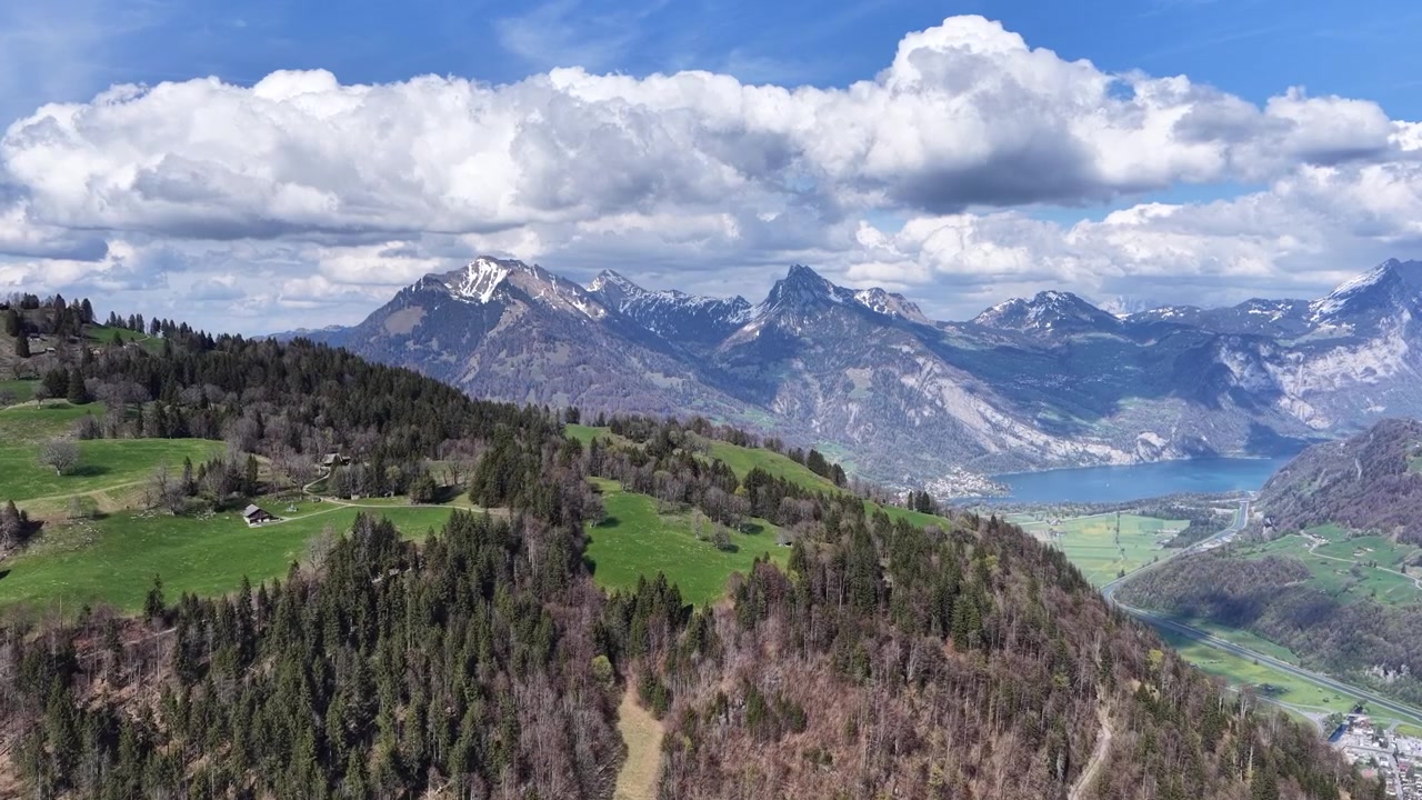 Spettacolare vista drone su Obersee, foreste alpine, colline ondulate, vette montuose spettacolari e paesaggio lacustre a Glarona, Svizzera