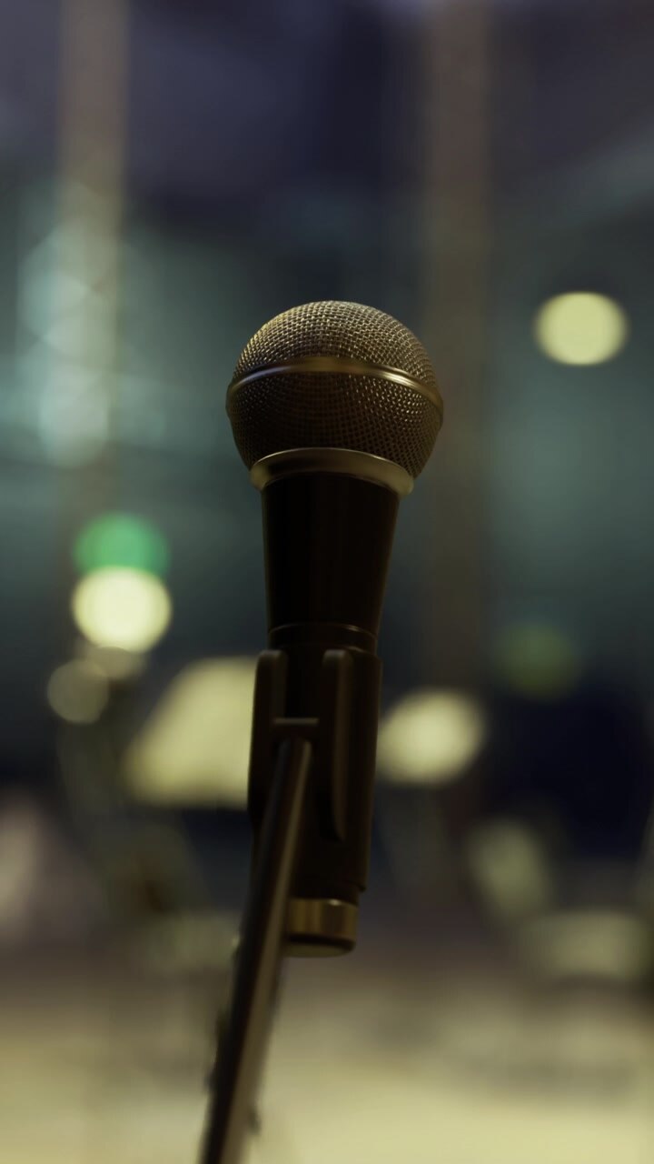 Microfono solitario sul palco prima di un evento dal vivo