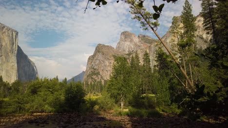la panorámica izquierda revela el capitán, el parque nacional de yosemite, desde la vista del valle en verano