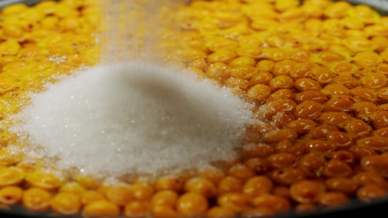 bayas saludables de espino marino para beber té, bayas maduras congeladas en frasco de vidrio y ramas con hojas vista superior en fondo rústico de madera oscura, genial para la piel, el corazón, los vasos y el sistema inmunológico.