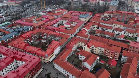 impresionante vuelo aéreo girando sobre el centro de la ciudad de haga con horizonte y edificios en un día de invierno nublado y lluvioso en la ciudad de gotemburgo, suecia