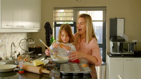 madre e hija preparando comida en la cocina 4k