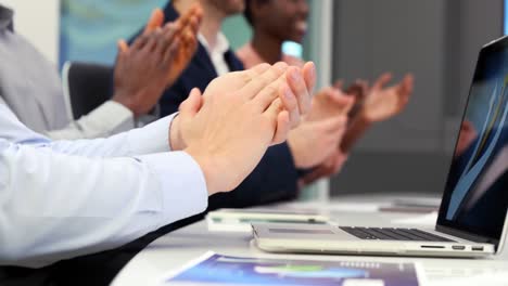 colegas de negocios aplaudiendo durante la reunión 4k