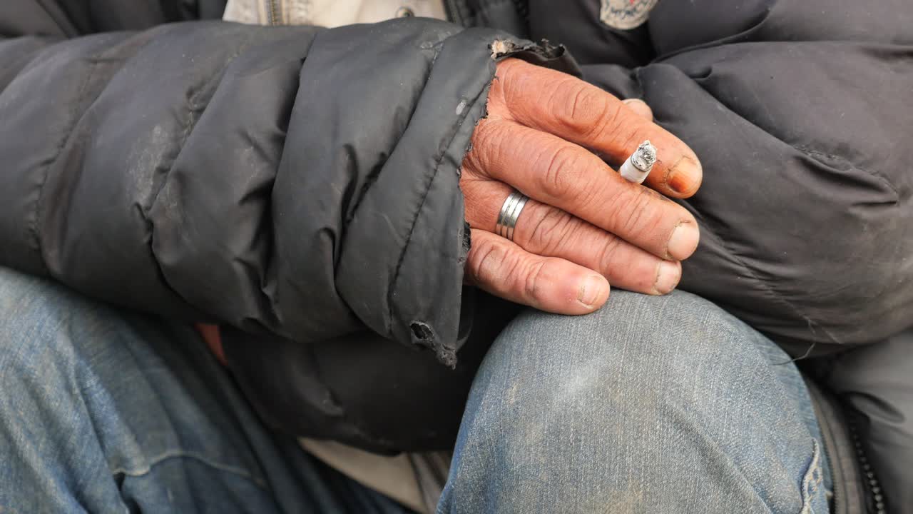 담배 를 고 있는 남자 의 손 의 클로즈업