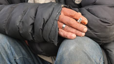 primer plano de la mano de un hombre sosteniendo un cigarrillo