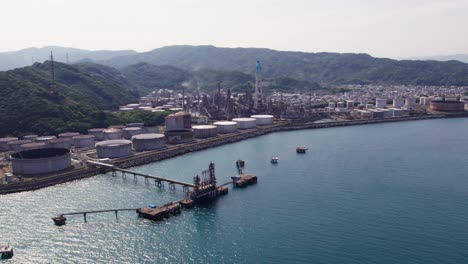 Paisaje-De-Refinería-De-Gasolina-Japonesa-En-Wakayama,-Ciudad-De-Japón,-Ciudad-Aérea-De-Drones,-Fondo-De-Montaña,-Destino-Del-Océano-Azul-En-Japón,-Asia,-Establecimiento-De-Una-Toma-Panorámica.