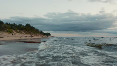 Goldener-Sonnenuntergang-An-Der-Ostsee-Mit-Dramatischen-Wolken