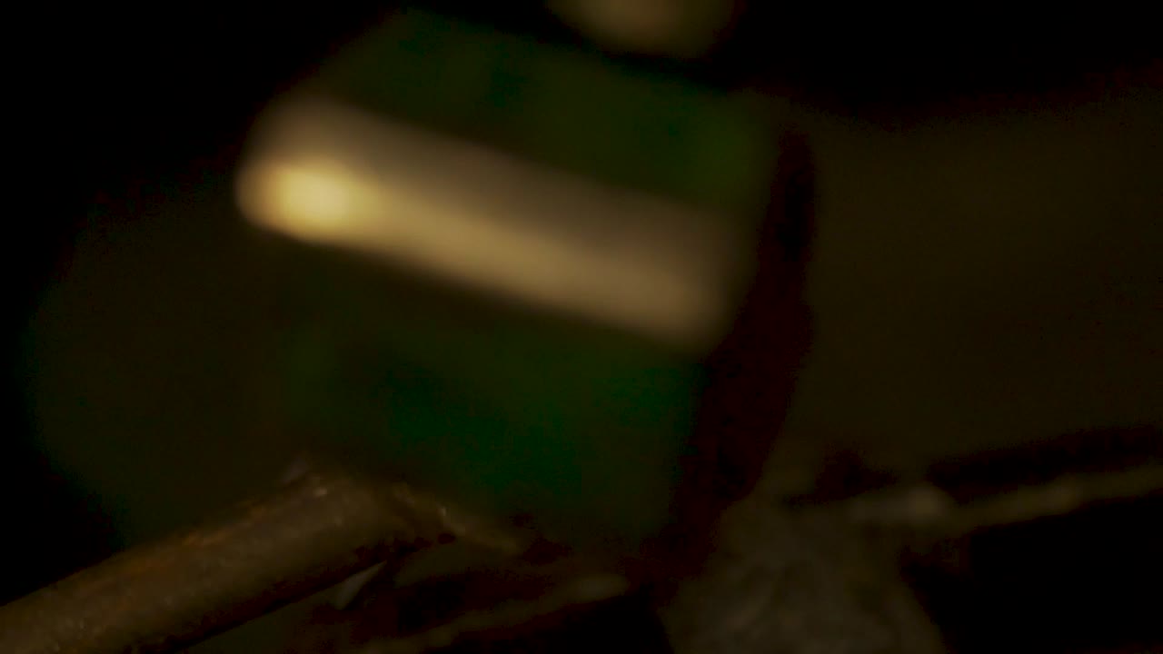 forja de metal de herrero en cámara lenta de 120 fps