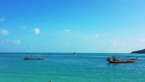 Friedliche-Tropische-Lagune-Mit-Schwimmenden-Traditionellen-Fischerbooten,-Thailand