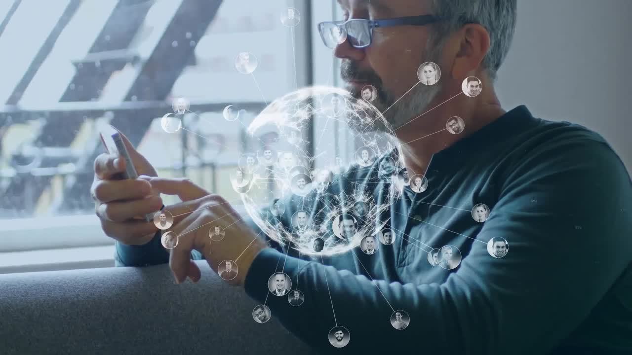 animación del globo digital de conexiones sobre el hombre usando un teléfono inteligente
