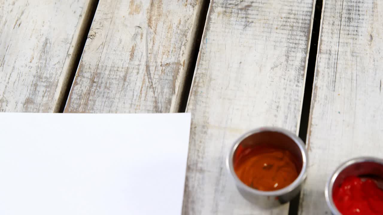 목재 배경 에 있는 수채화 페인트 와 캔버스