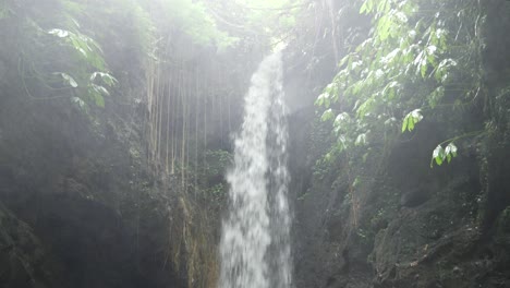 Una-Toma-De-Carro-De-Una-Piscina-De-Agua,-Creada-Por-Una-Pequeña-Cascada,-Rodeada-De-Rocas-Y-Acantilados-En-La-Jungla-De-Bai