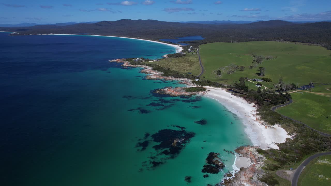 Suicide Beach di giorno nei giardini, Tasmania, Australia - Ripresa con drone